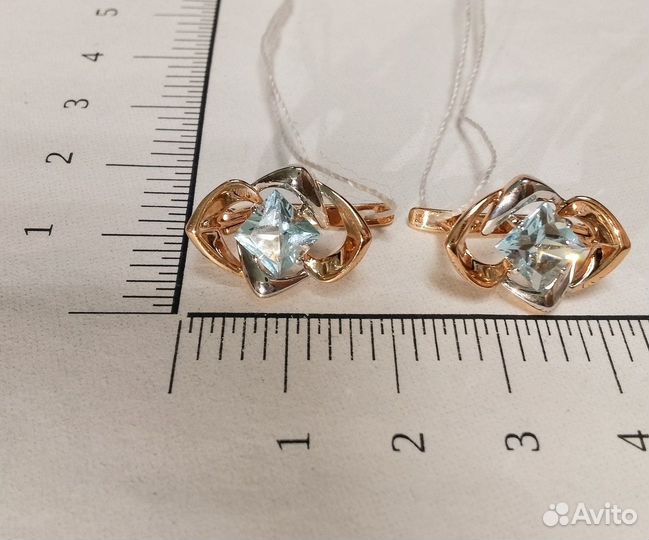 Золотые серьги с камнем