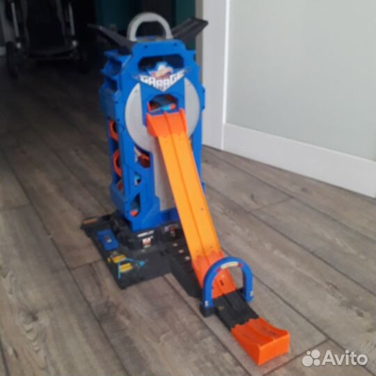 Hot wheels мега гараж