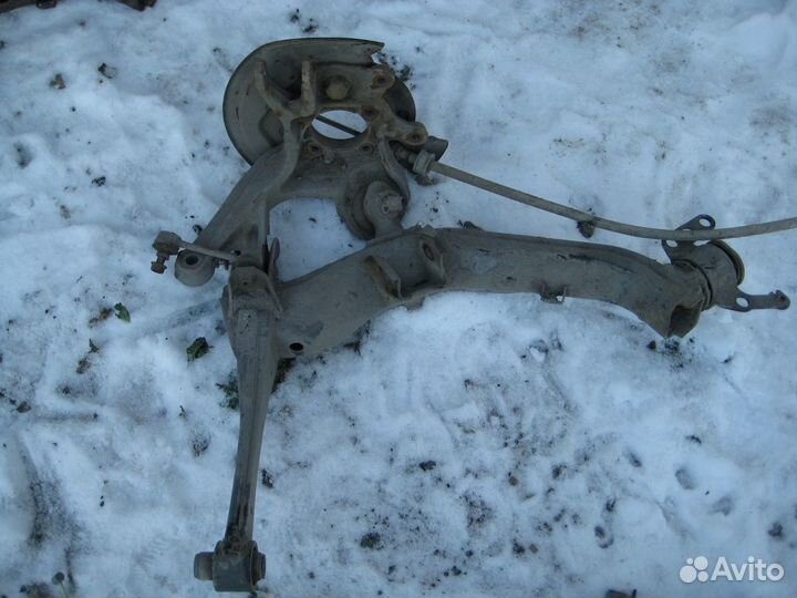 Поворотный кулак Toyota avensis 250