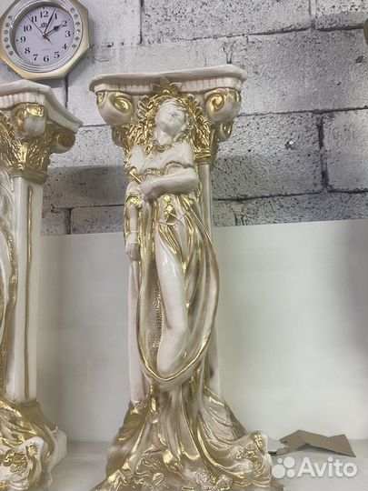 Колонна с девушкой