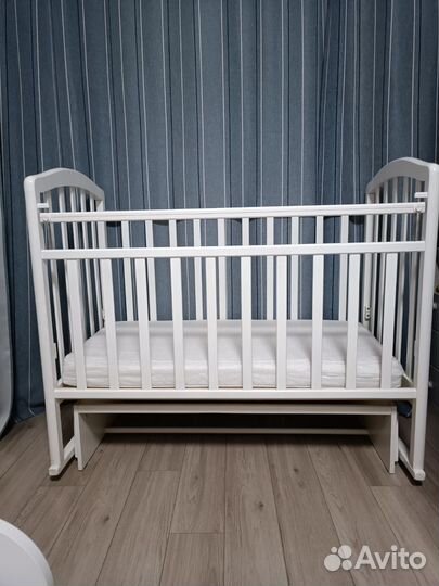 Детская кроватка с маятником белая