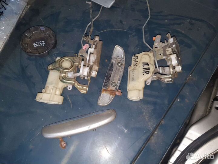 Ручка замок двери на дайхатцу сирион 2001г