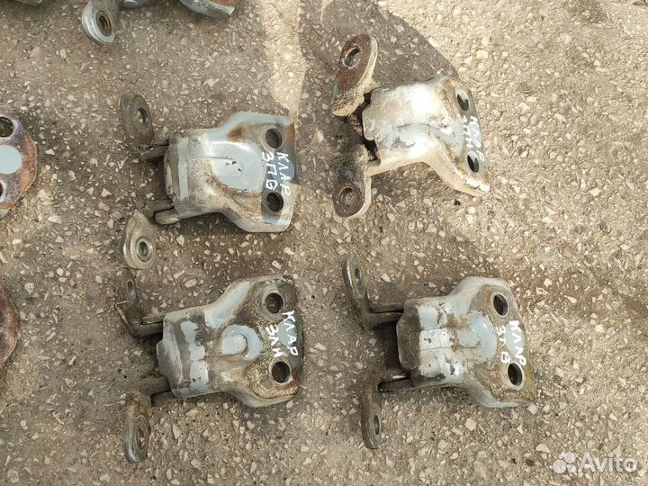 Петля задней двери ограничитель Киа кларус 2