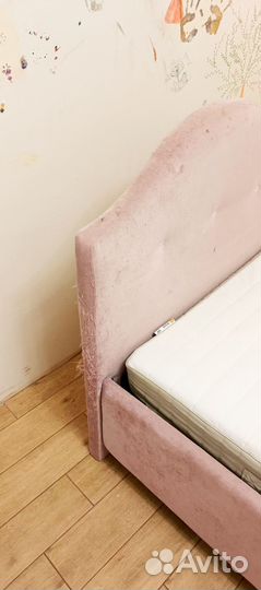 Стенка, кровать, стол, матрац