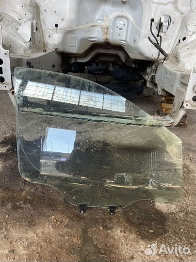 Стекло пассажирской двери Hyundai Grand Starex H1