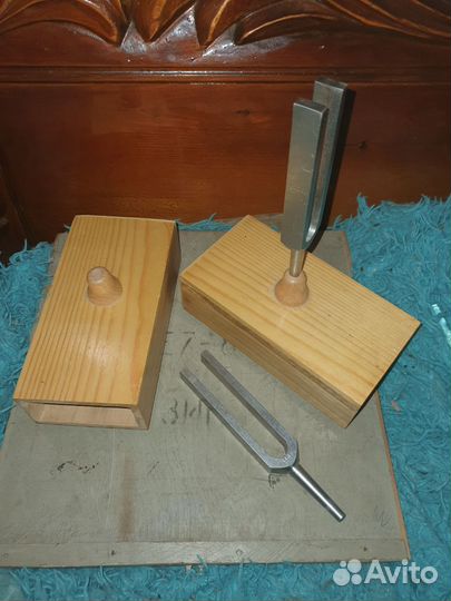 Камертон. Инструмент на акустических подставках