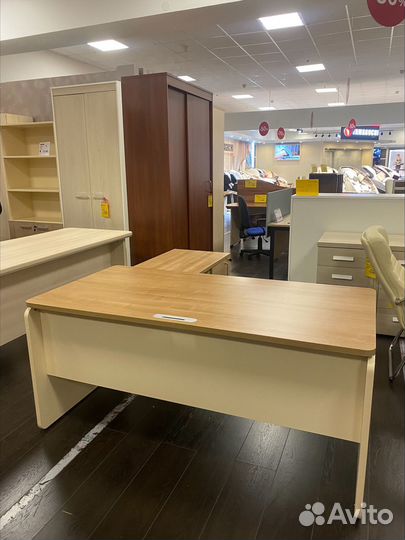 Стол офисный угловой с тумбой