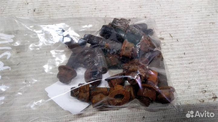 Шпилька крепления коллектора mersedesbenz W124 E