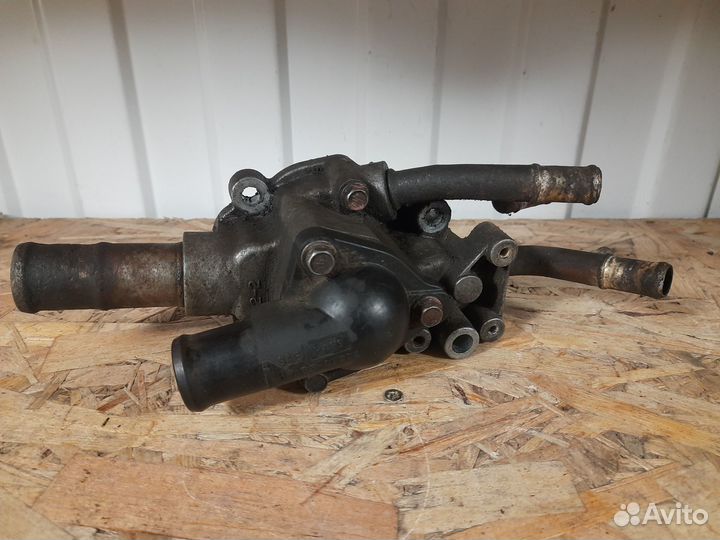 Корпус термостата QG15 Ниссан