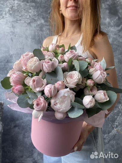 Коробка с пионовидными розами, кустовые розы