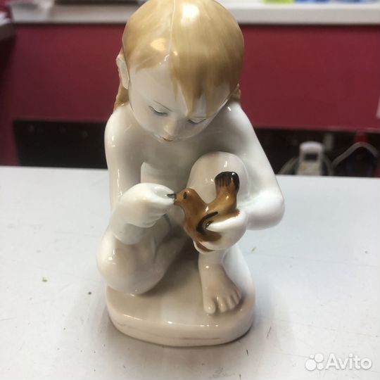 Фарфоровая статуэтка 