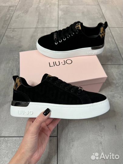 Кроссовки женские