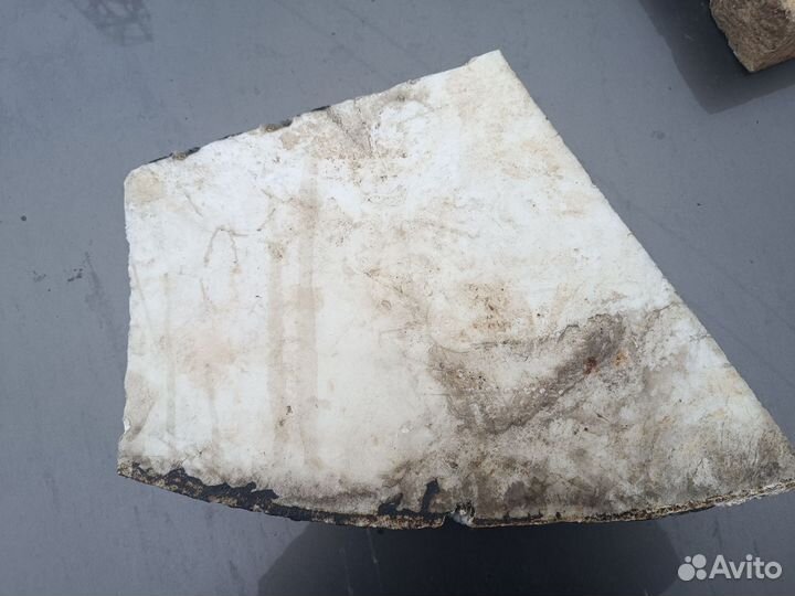 Пенопласт твёрдый, есть куски побольше