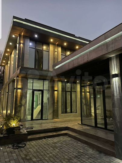 Дом 1300 м² на участке 11 сот.