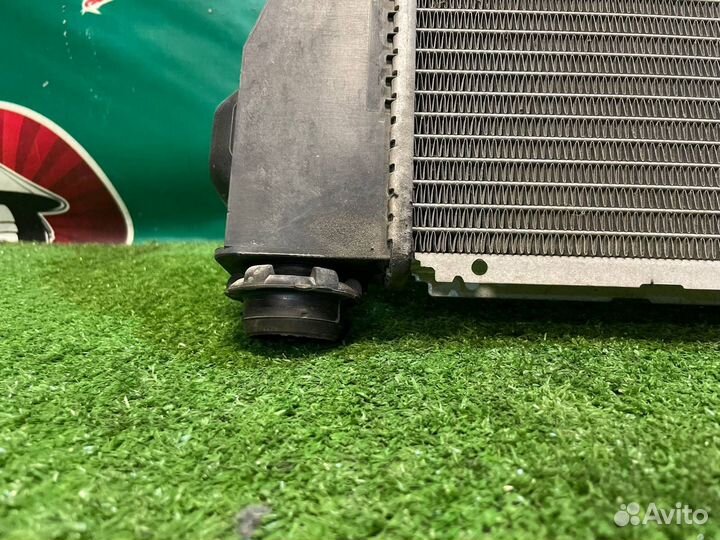 Радиатор охлаждения двигателя Toyota Avensis