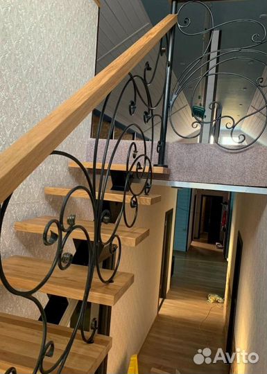 Облицовка лестничного металлокаркаса деревом