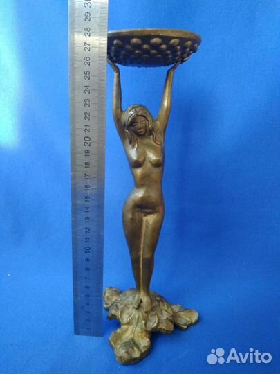 Старый подсвечник-канделябр в стиле барокко, ню