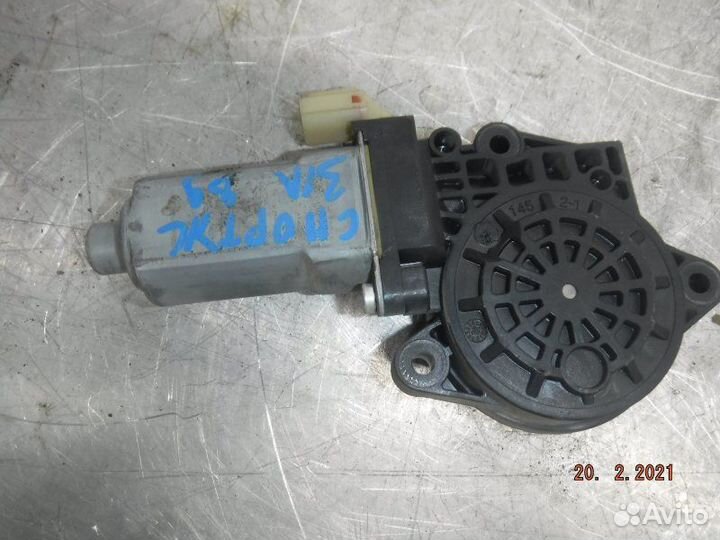 Мотор стеклоподъемника задний левый Kia Sportage 2