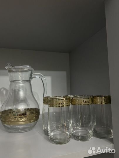 Кувшин и стаканы