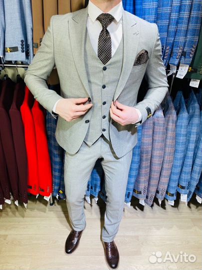 Мужской костюм серый тройка