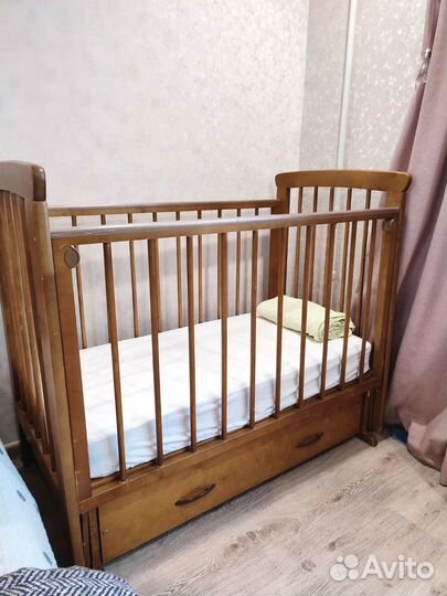 Детская кроватка с маятником