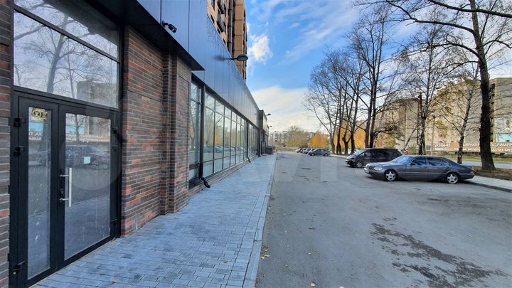 Продажа торговой площади с витражным остеклением