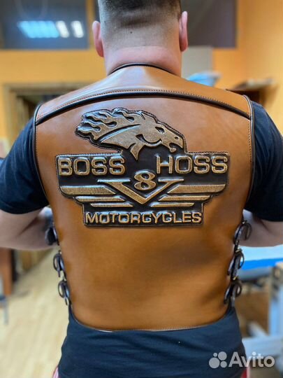 Байкерский кожаный жилет с тиснением