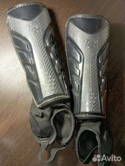 Щитки футбольные