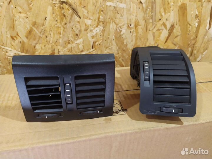 Дефлектор воздушный в панель и подлокотник