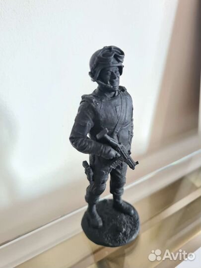 Чугунная статуэтка боец