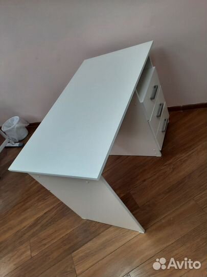 Стол с ящиками