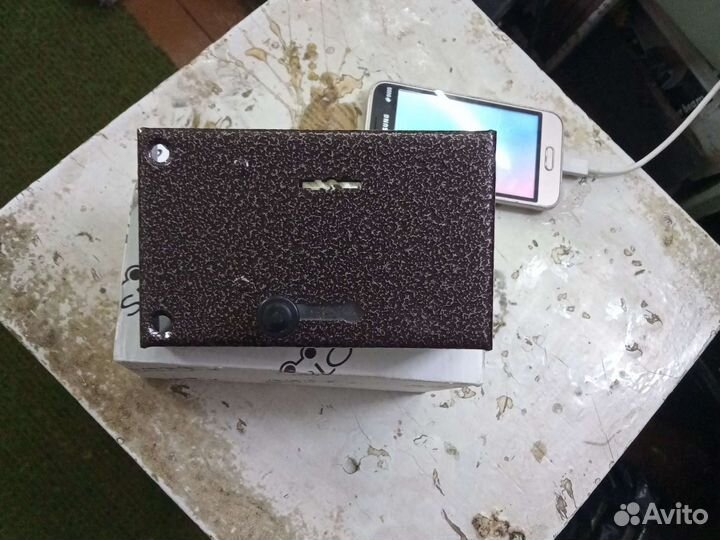 Замок дверной накладной