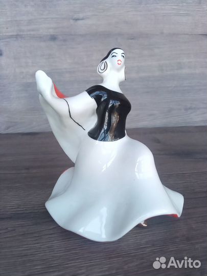 Фарфоровая статуэтка 