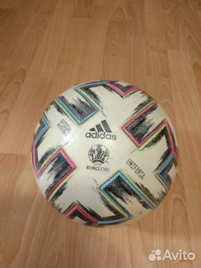 Футбольный мяч adidas uniforia