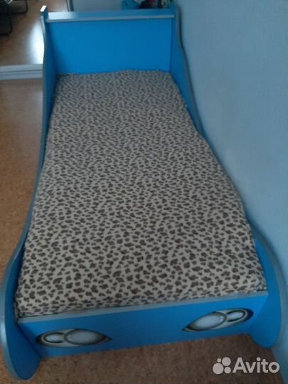 Детская кровать-машинка