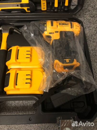 Шуруповерт dewalt с набором инструментов