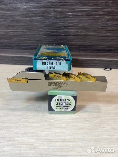 Отрезной резец