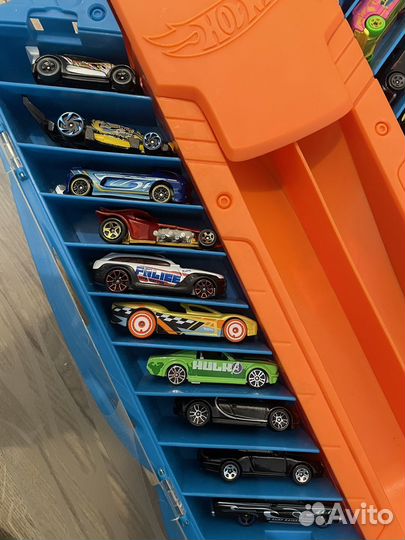 Hot wheels гараж и 20 машин