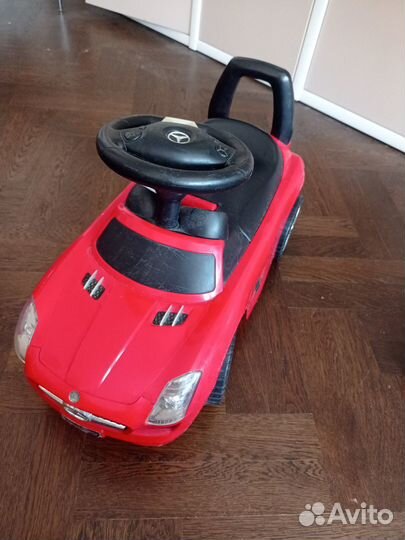 Со звуковым эффектом, багажник открывается