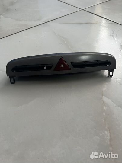 Кнопка аварийной сигнализацииPeugeot 308