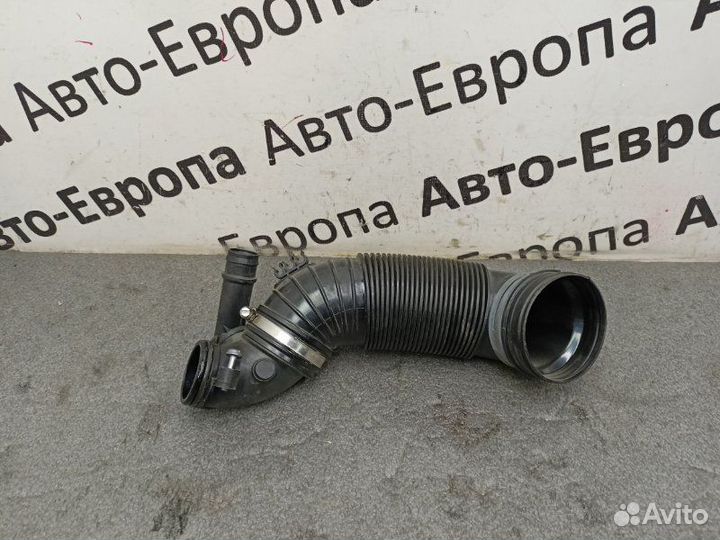 Патрубок впускной Volkswagen Tiguan 2.0 дизель
