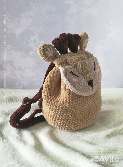 Рюкзачок-олененок (вязаный)