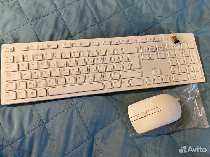 Белая беспроводная клавиатура dell с мышкой