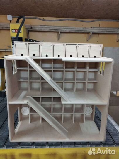 Парковка для машинок, кукольный домик