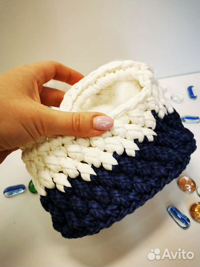 Кролик (заяц) вязаный в сумочке