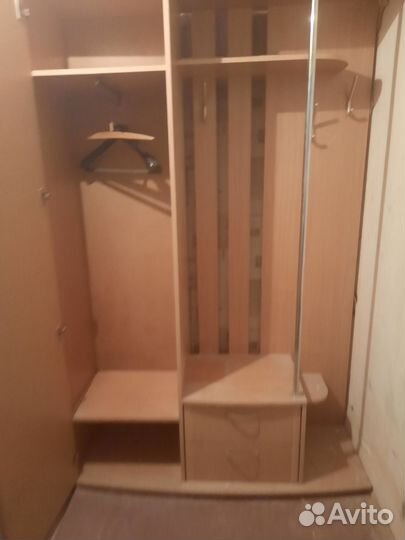 Прихожая со шкафом и зеркалом бу