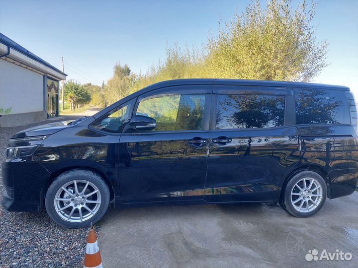 Toyota Voxy 2.0 CVT, 2014, 145 000 км