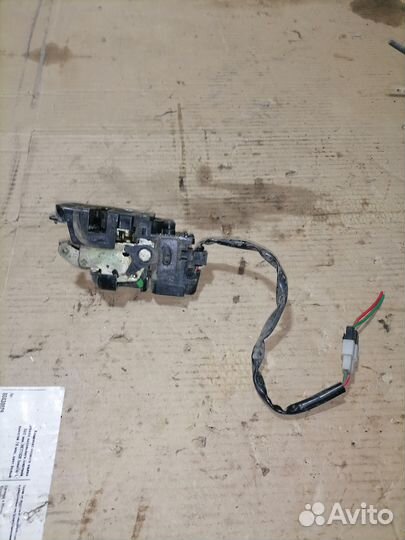 Замок двери зад право Мазда 626