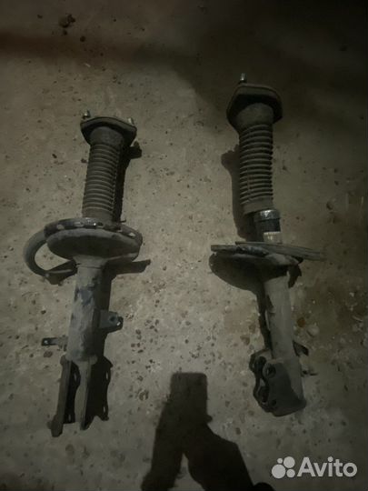 Задние стойки амортизатора toyota venza 2013