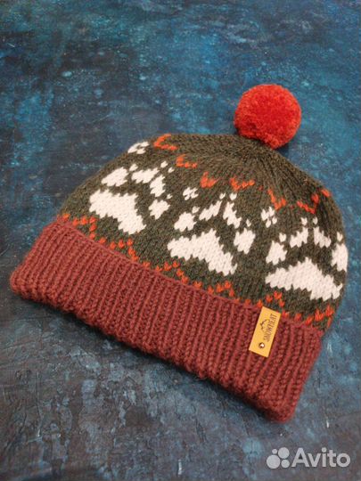 Теплая зимняя шапка со следами медведя